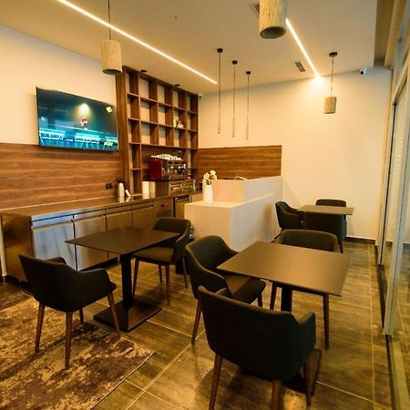 Hotel Zeneli Vlorë Екстериор снимка