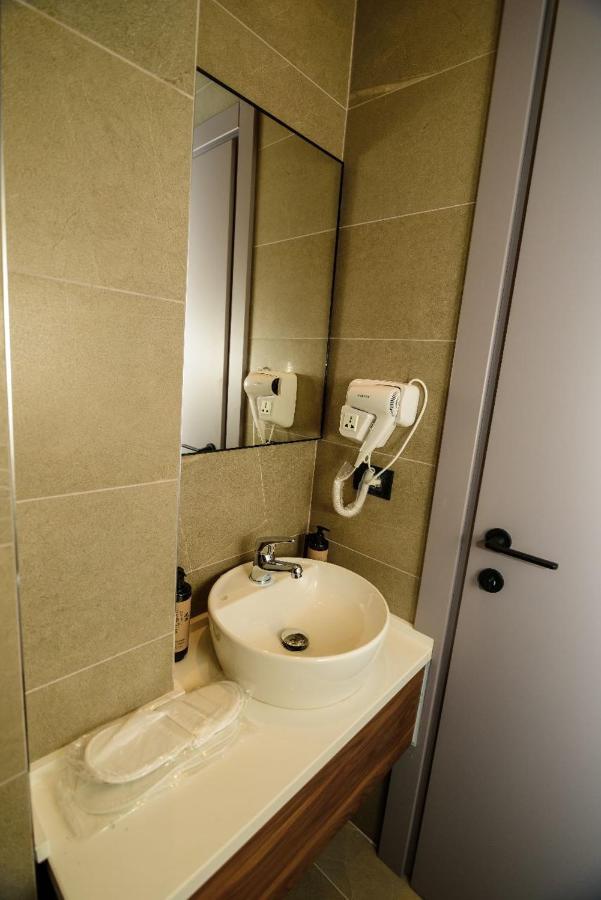 Hotel Zeneli Vlorë Екстериор снимка