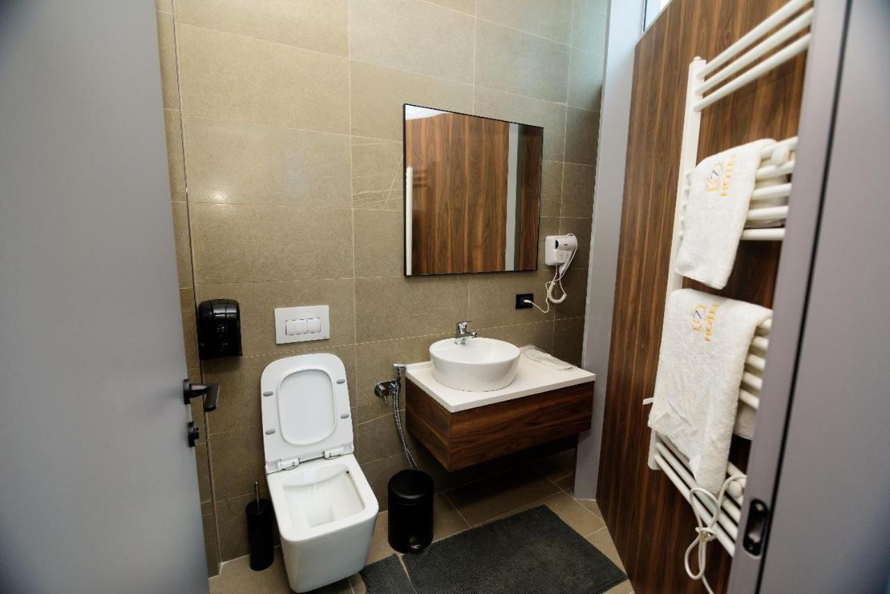 Hotel Zeneli Vlorë Екстериор снимка
