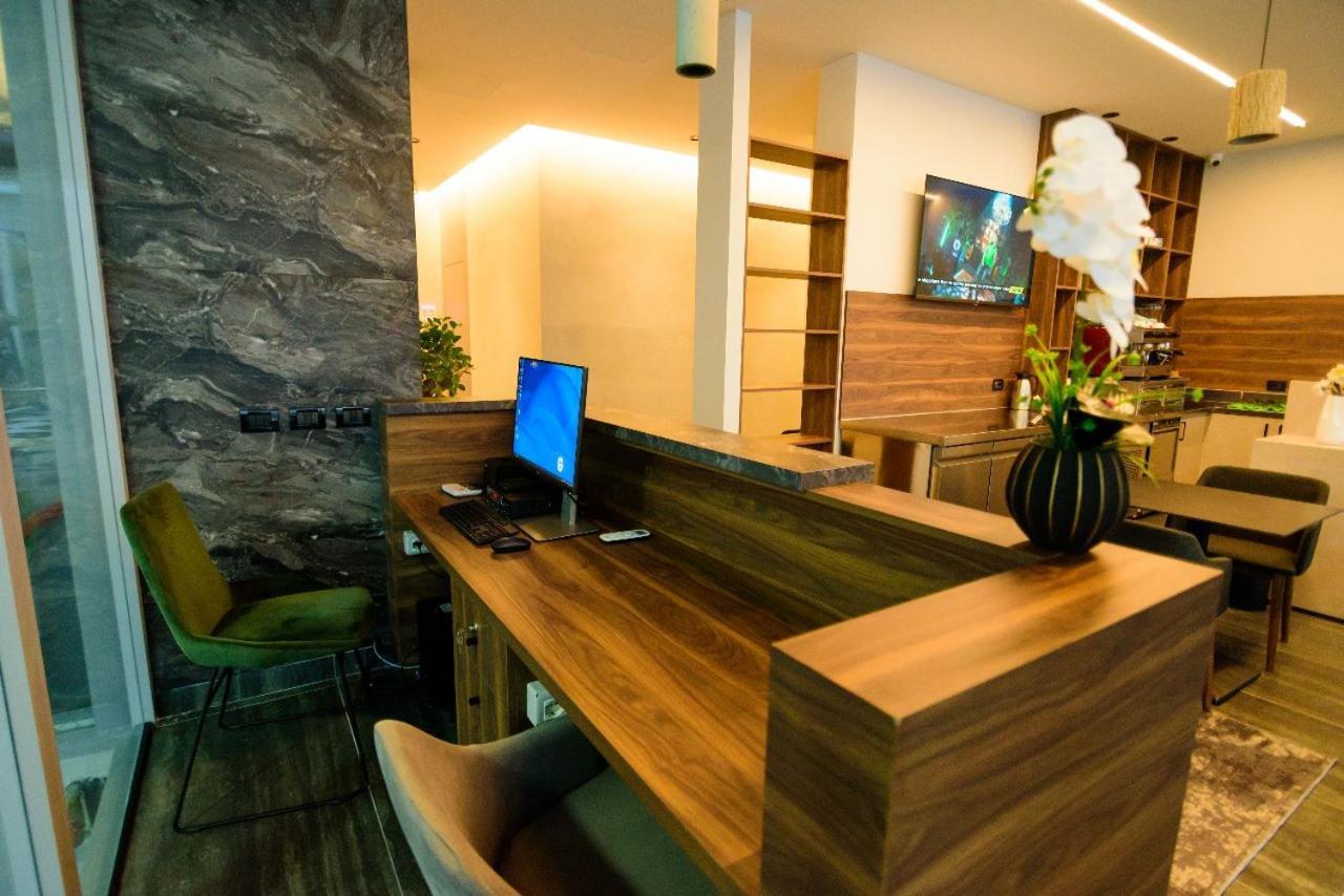 Hotel Zeneli Vlorë Екстериор снимка