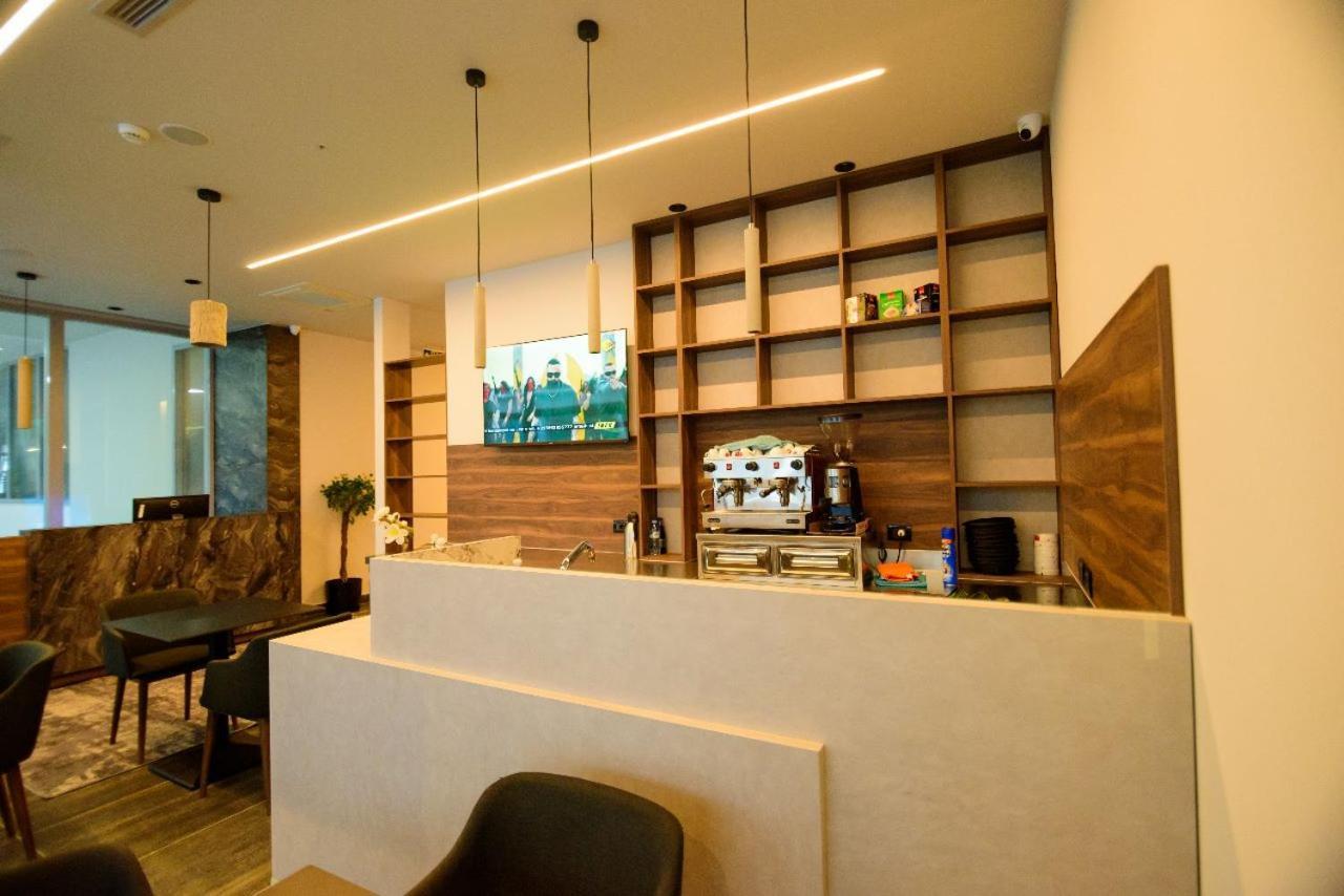 Hotel Zeneli Vlorë Екстериор снимка